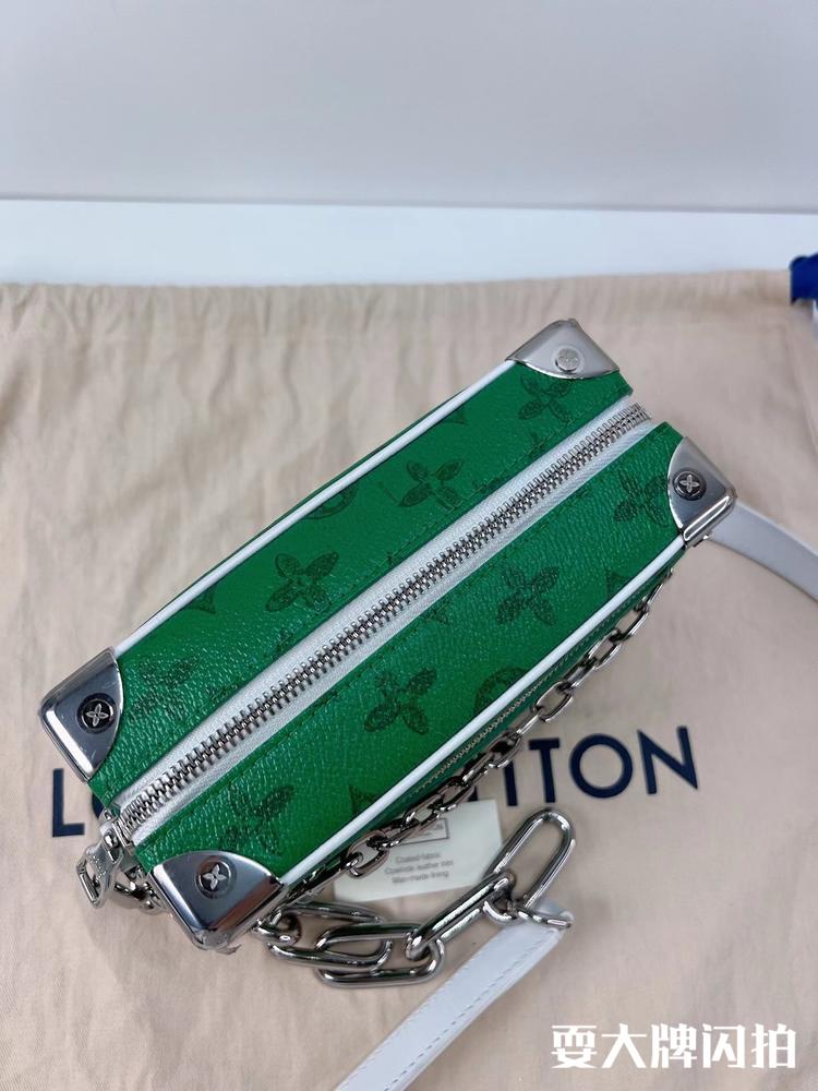 Louis Vuitton路易威登 闲置mini soft trunk限量秀款绿色盒子包芯片款 LV闲置mini soft trunk限量秀款绿色盒子包芯片款，梦幻白绿一包难求，吸睛显高级，原膜还在，公价25800，这枚超值带走